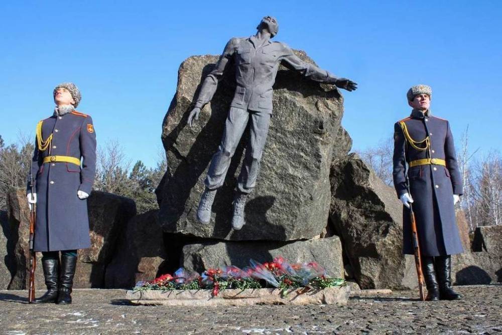 В Донецке почтили память воинов-афганцев