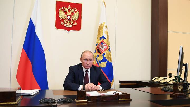 Путин поручил проанализировать эффективность российских вакцин против ковида