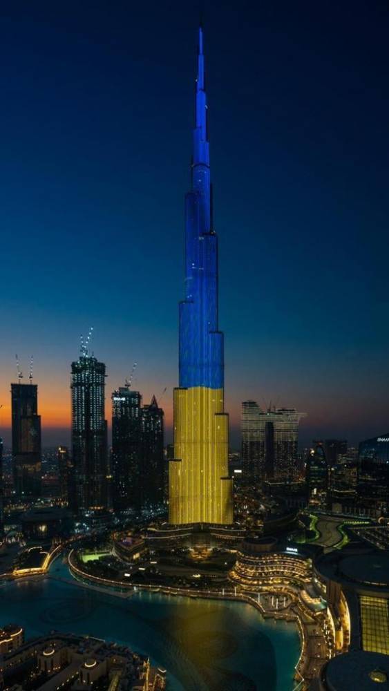 Башня Бурдж Халифа в Дубае засияла цветами флага Украины