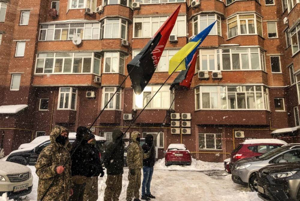 Стучали в дверь: в Киеве в квартиру владельца канала "НАШ" Мураева пришли с протестом