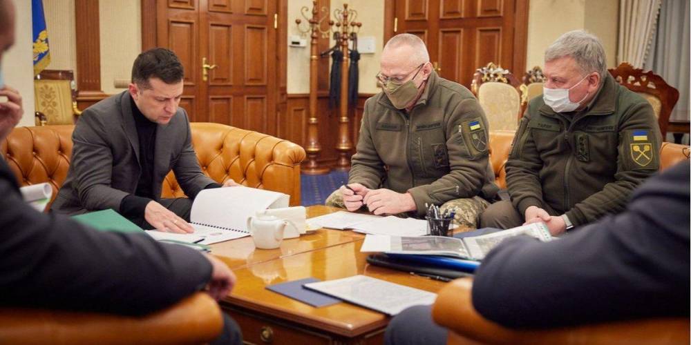 Встреча в аэропорту. Зеленский сразу по прилету из ОАЭ провел ночное совещание из-за гибели украинских военных