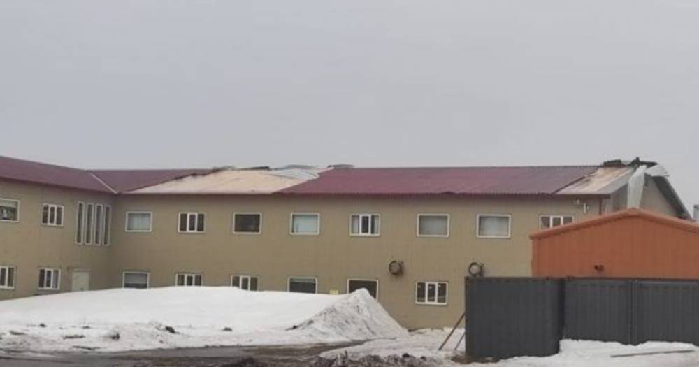 На Сахалине ветер сорвал часть крыши со здания школы