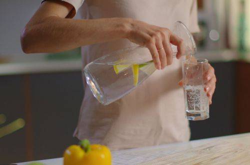 Почему стоит начинать день со стакана воды с лимоном