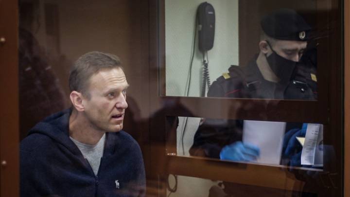 Алексея Навального доставили в суд