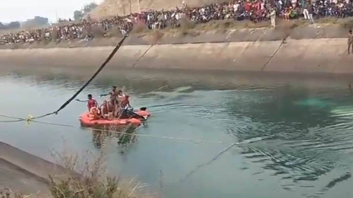 Автобус с полусотней пассажиров утонул в канале в Индии