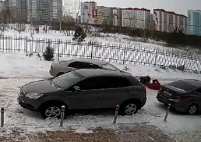 В Новосибирске водитель сбил женщину с коляской из-за замечания