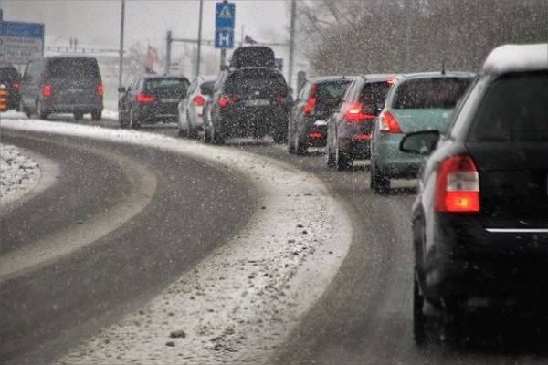 Из-за снегопада в Петербурге образовались восьмибальные пробки