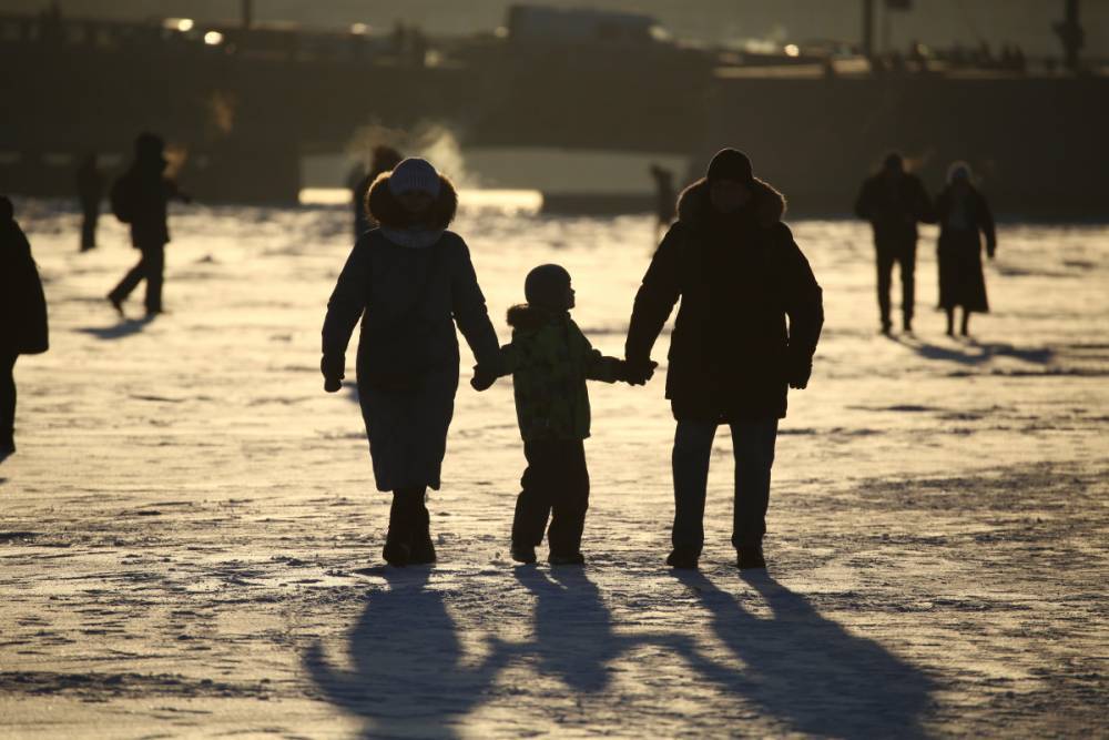 За гуляющими в мороз по льду петербуржцами будут следить внимательнее