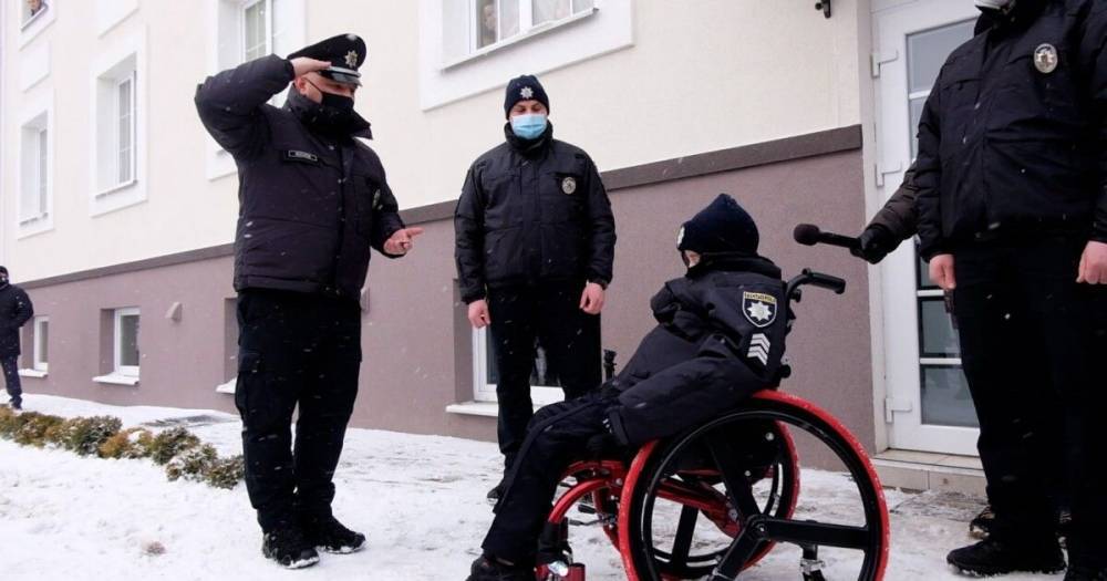80 полицейских исполнили мечту умирающего 10-летнего мальчика в Черновцах (видео)