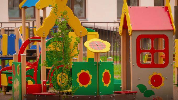Детскую площадку на Дибуновской улице перенесут из-за соседства с теплосетями