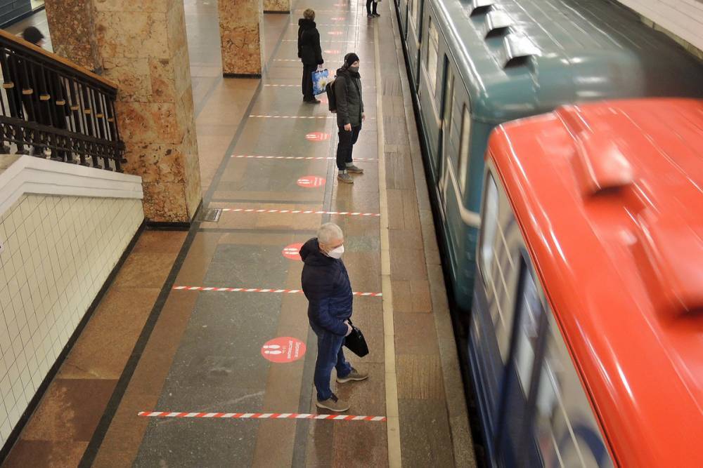В московском метро мужчина метнул бутылку в поезд с пассажирами
