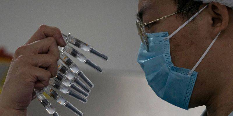 В Китае разоблачили мошенников, продававших солевой раствор и минеральную воду под видом вакцин от коронавируса - ТЕЛЕГРАФ