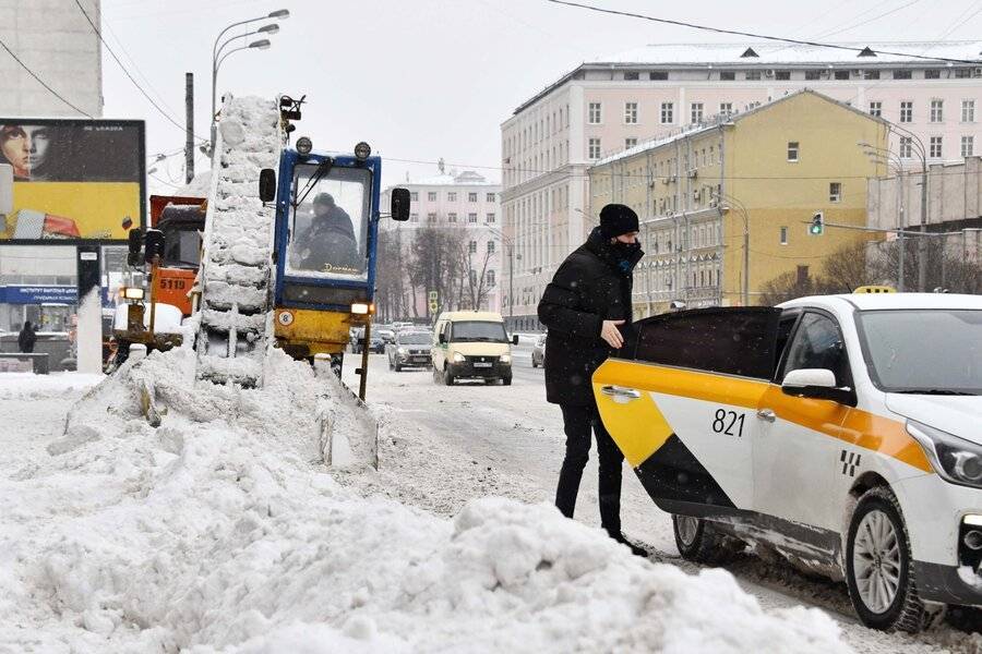 ФАС не получала жалоб на подорожание такси из-за снегопадов