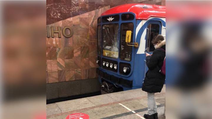 В Москве женщина выжила после падения на рельсы метро