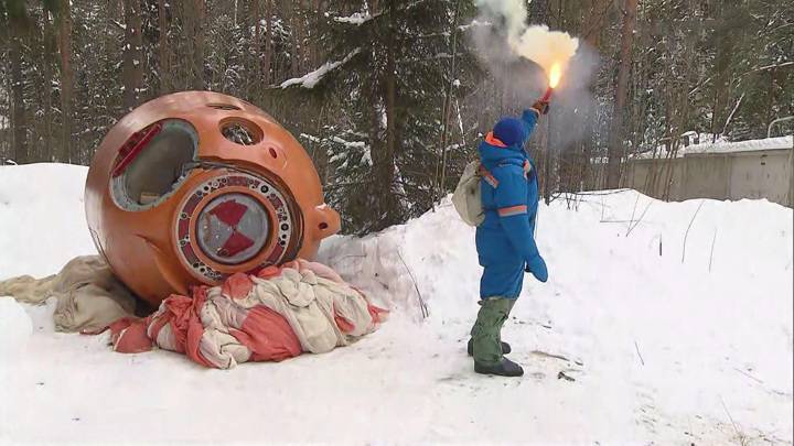 Вести в 20:00. Российские космонавты проходят подготовку к зимнему выживанию