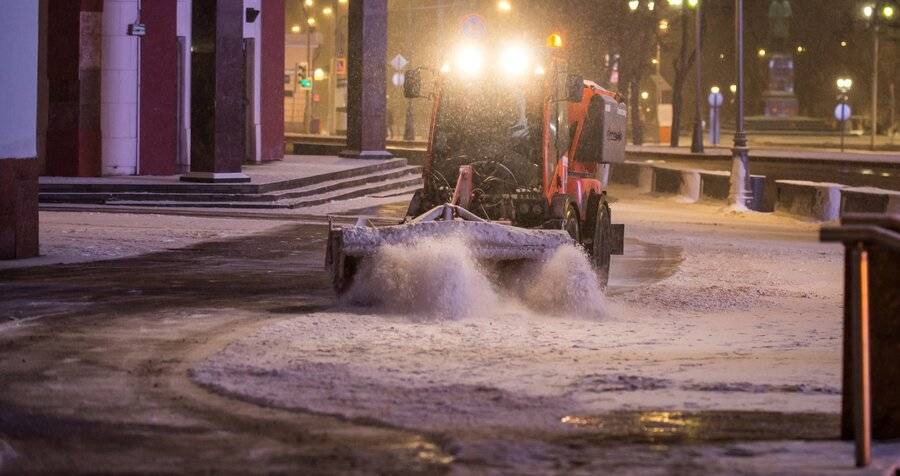 Столичных водителей попросили не создавать помех коммунальной технике при уборке снега