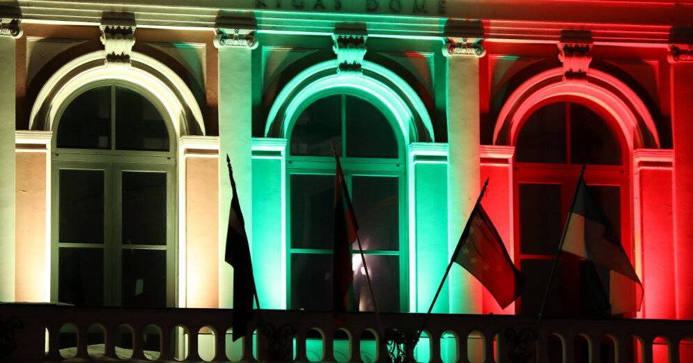 В День независимости Литвы рижская Ратуша окрасилась в цвета литовского флага
