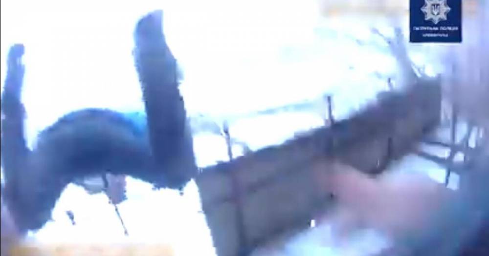 В Кременчуге полицейские успели поймать за ногу мужчину, который хотел спрыгнуть с 7 этажа (видео)