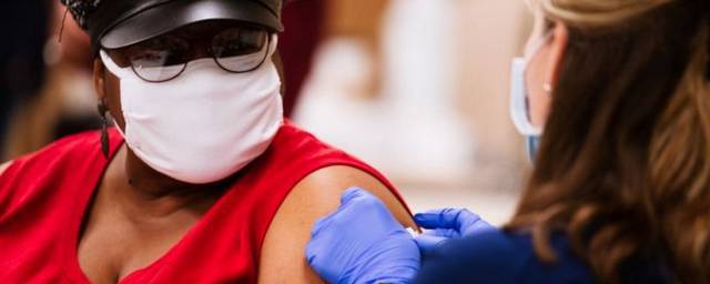 Вакцинация всего населения США сдвигается на начало лета