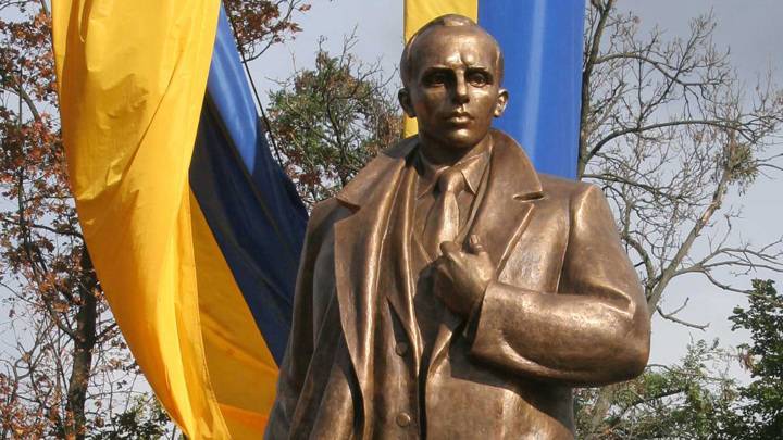 Депутаты Львова требуют вернуть Степану Бандере звание "Героя Украины"