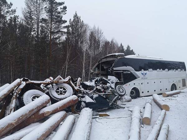 Пять человек погибли в ДТП с лесовозом и автобусом в Иркутской области