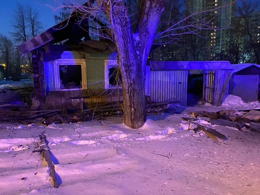 В Екатеринбурге во время пожара в частном доме погибли два человека