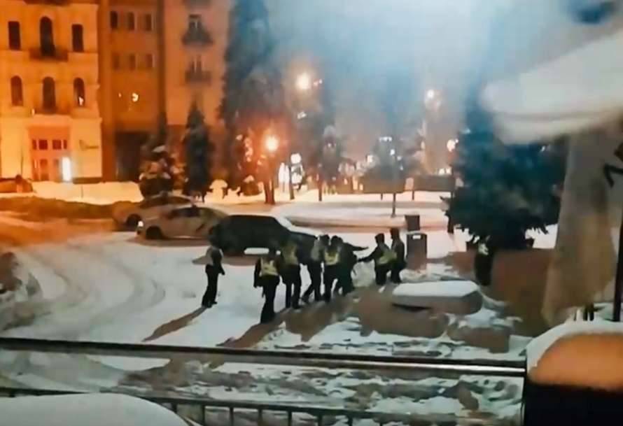 В центре Киева засняли драку людей в форме Нацгвардии (ВИДЕО)