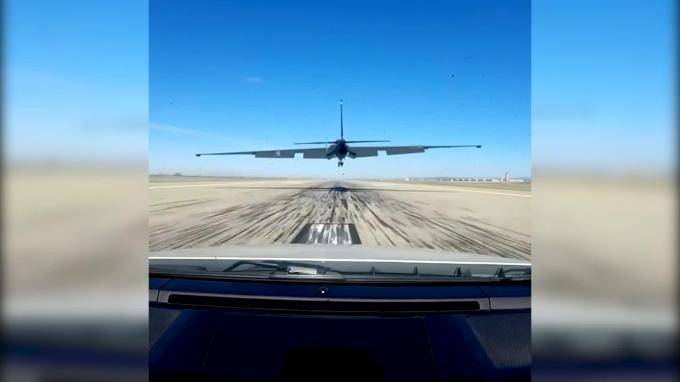 Экстремальную посадку "самого сложного" самолета ВВС США показали на видео