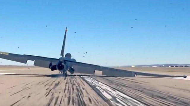 На видео попала экстремальная посадка «самого сложного» самолёта ВВС США