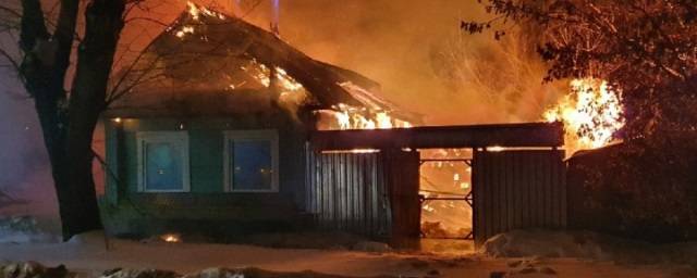 В Екатеринбурге при пожаре в частном доме погибли два человека