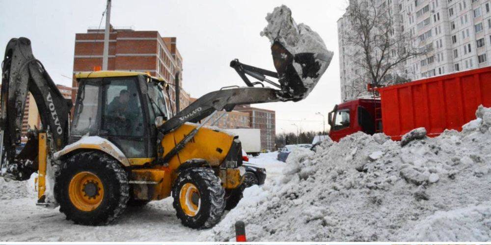 В Красногорске дорожные и коммунальные службы продолжают чистить территории от снега