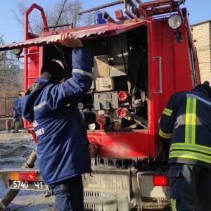 Запорожские спасатели подвозят воду для работы котельной в Коммунарском районе. Фото