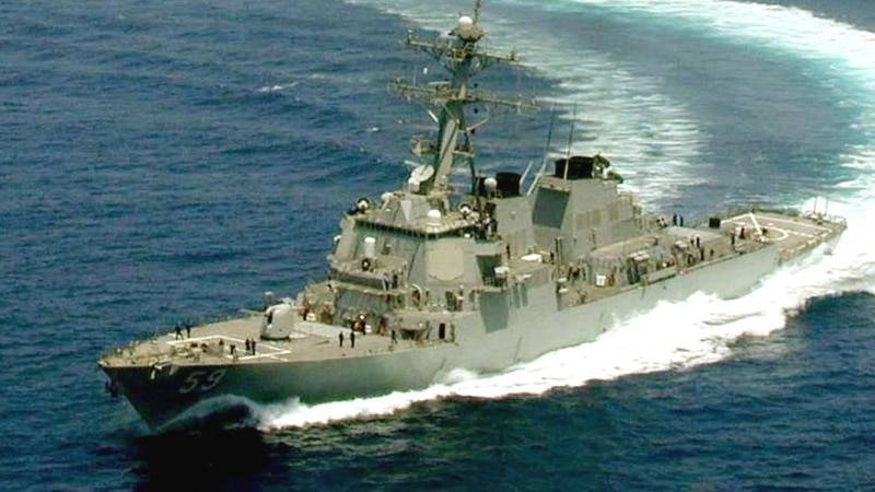 Американский эсминец прошел мимо островов, на которые претендует Китай