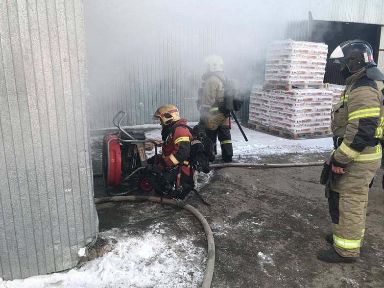 В Ростове потушили пожар в складском помещении на Таганрогской