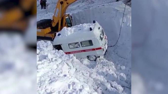 На Сахалине машину скорой помощи достали из-под лавины