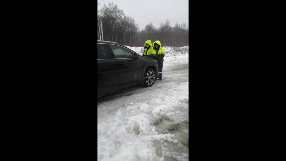 Чтобы прорваться на перекрытую ГИБДД трассу, сахалинские водители наезжали на инспекторов