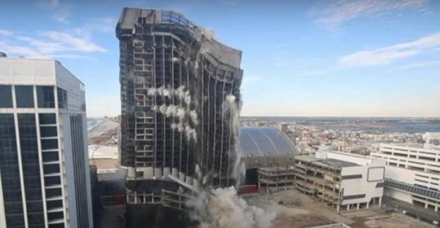 В США взорвали отель и казино Trump Plaza (ВИДЕО)