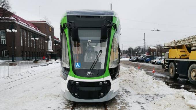 Тестовый трамвай "Корсар" переезжает в Петербург из Калининграда