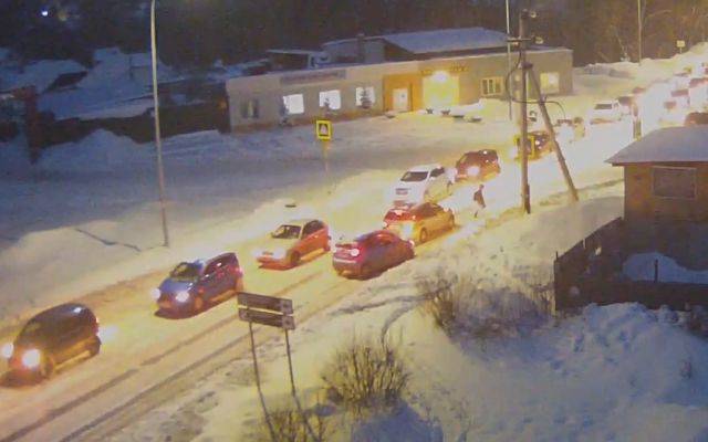 Момент ДТП у пешеходного перехода в Кемерове попал на видео