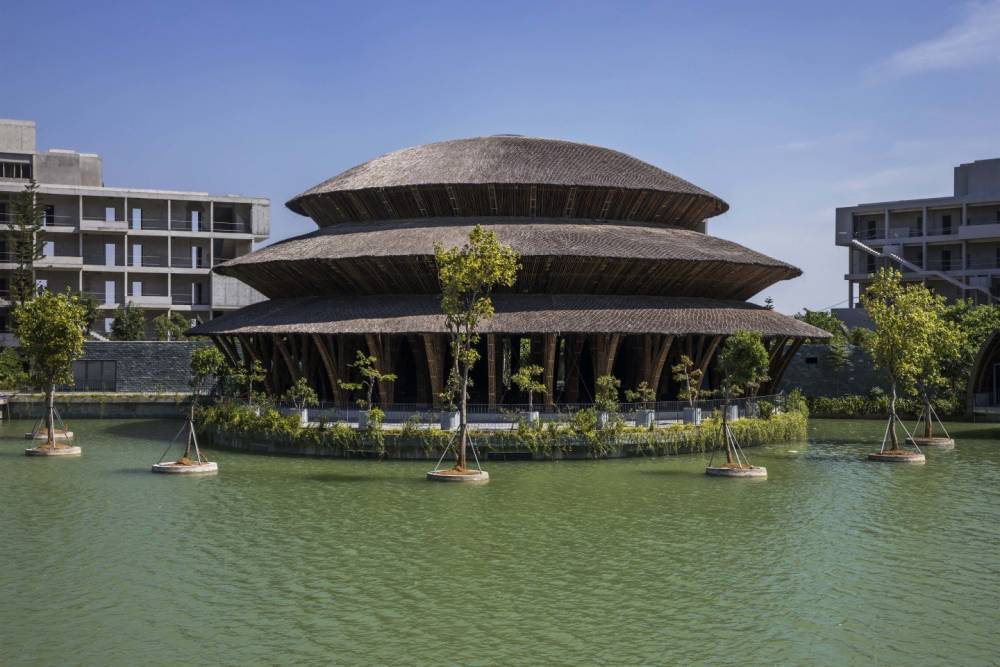 Бамбуковая романтика на озере: во вьетнамском заповеднике появился сказочный ресторан – фото