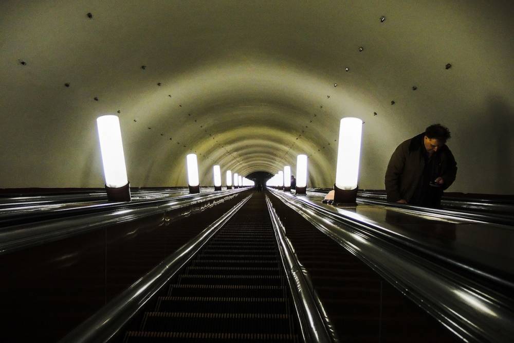 На Люблинской ветке метро Москвы погиб пассажир, упав на рельсы