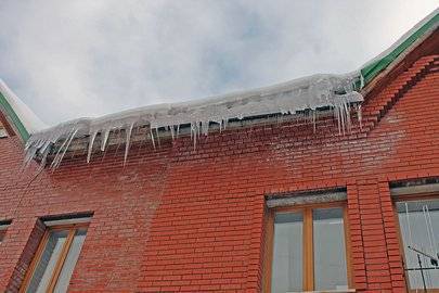 В Уфе сотрудник ЖЭУ сорвался с крыши во время чистки снега и умер на месте