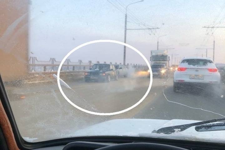 Сегодняшнее утро многие костромские автомобилисты встретили в пробке на мосту