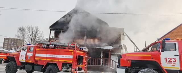 В Тюмени на улице Беломорской сгорел двухэтажный жилой дом