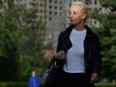 С телефона Юлии Навальной, который забрали в ходе обыска, приходят сообщения ее контактам