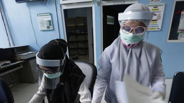Жителям Индонезии грозит штраф за отказ от вакцины против COVID-19