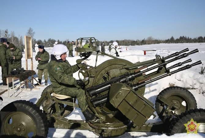 В Беларуси губернаторов научили защищаться с помощью автоматов и пулеметов