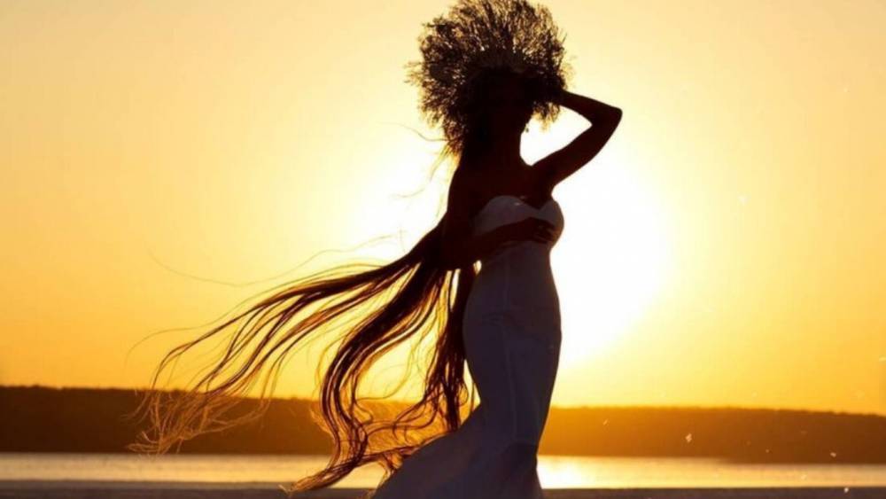 Одесситка с самыми длинными волосами поражает красотой: новые фото украинской Рапунцель