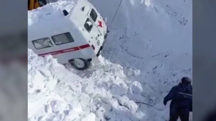 60 минут. Просто зима: как жители Сахалина справляются с небывалыми снегопадами