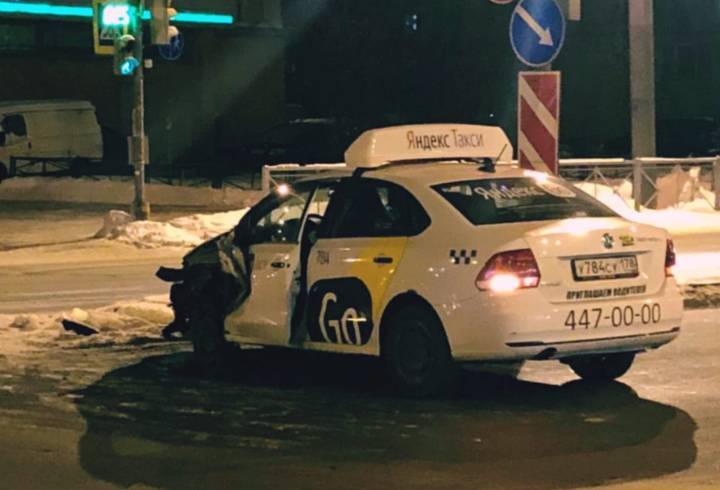 Пассажир такси госпитализирован после тройного ДТП в Петербурге